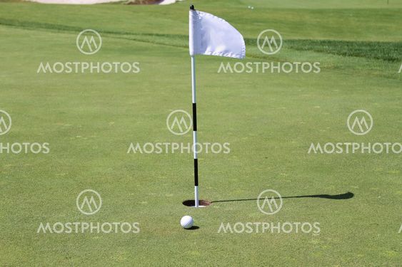 Golfpallo reiän lähelle