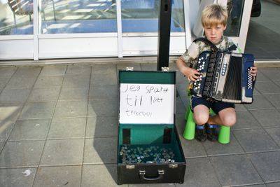 Pojke spelar dragspel 2