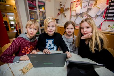 Barn använder datorer i sin undervisning.