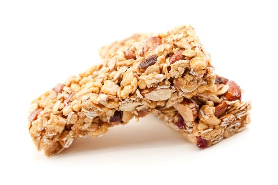 Kaksi Granola palkit, eristetty valkoisella