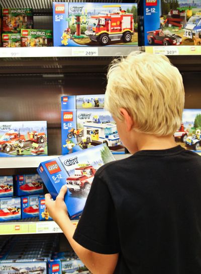 Pojke tittar på lego i leksaksaffär 3