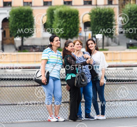 En gruppfotografering (groupie ) med gamla stan i...