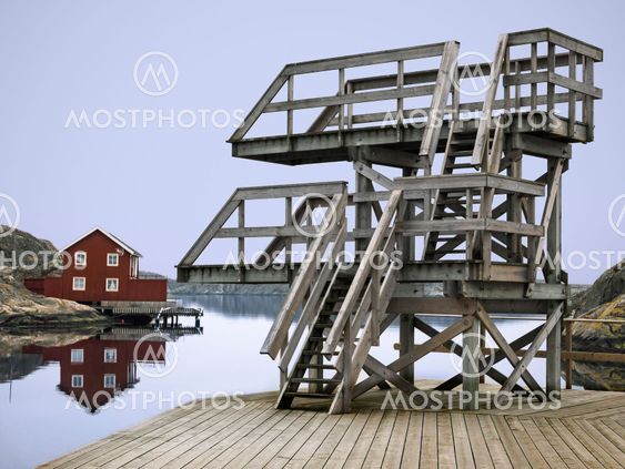 Brygga med hopptorn på badplats i Skärhamn, Bohuslän