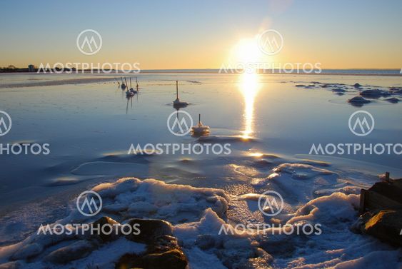 Sun reflections at the ice