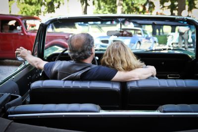 Äldre par håller om varandra i bil