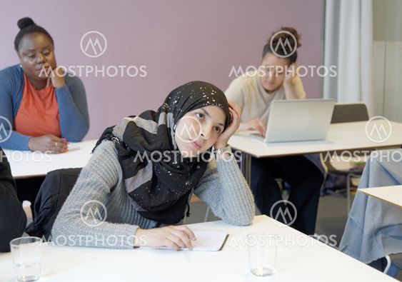 Elever arbetar med sina uppgifter i klassrummet under...