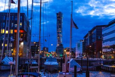 Turning Torso i kvällsljus, sett från båthamnen i Västra...