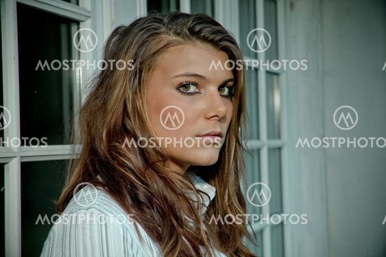 natural portrait of a teenage in withe shirt