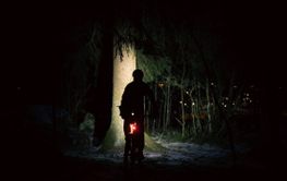mountainbike-cyklist på natten