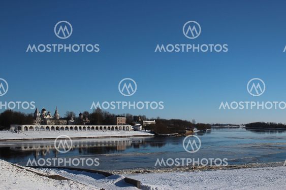 Jaroslavs domstol, Grand Novgorod, Volkhov floden, sky, vinter, solskinsdag, kirken i afstanden