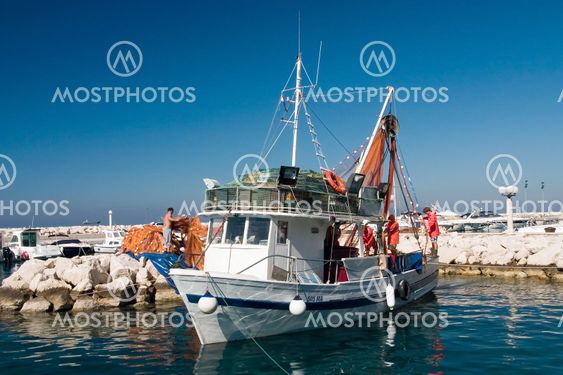 Fishermans prepare boat to sail out