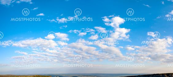 Morgonen blå himmel panorama.