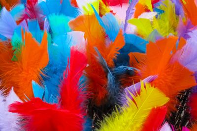 Påskris med färglada fjädrar