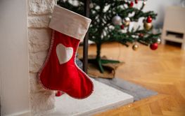 Julstrumpan hänger i eldstaden