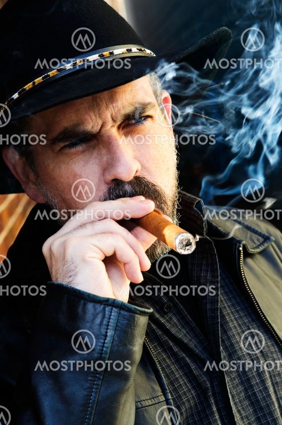 Skäggiga man röka cigarr