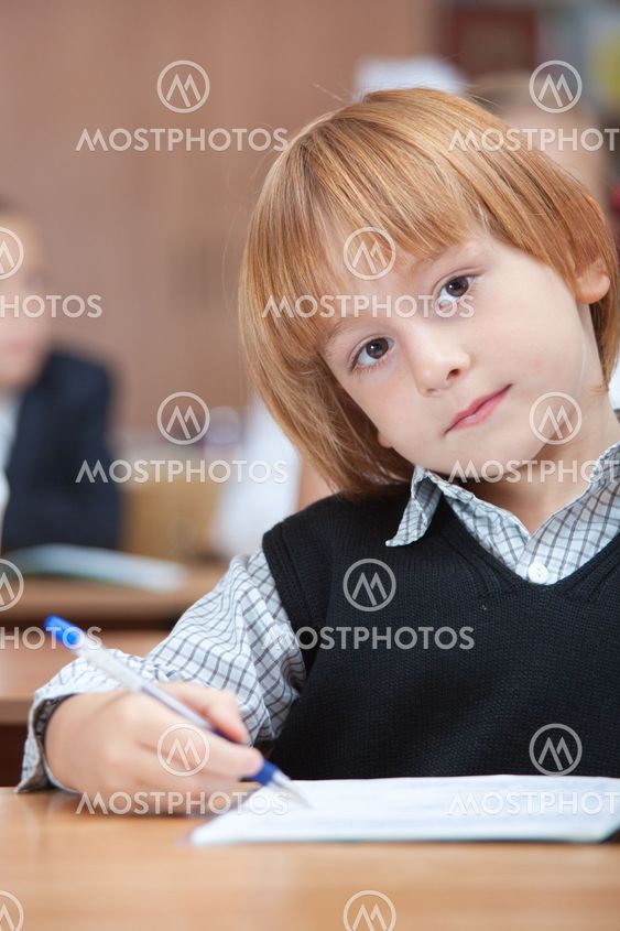 Söt skolpojke i drömmar