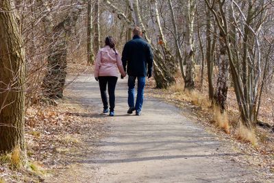 Par som går hand i hand.