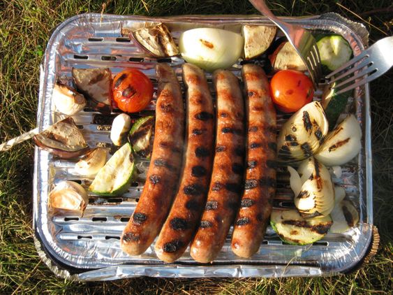 single-use grill with sausages
