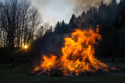 Majbrasa i spektakulär solnedgång