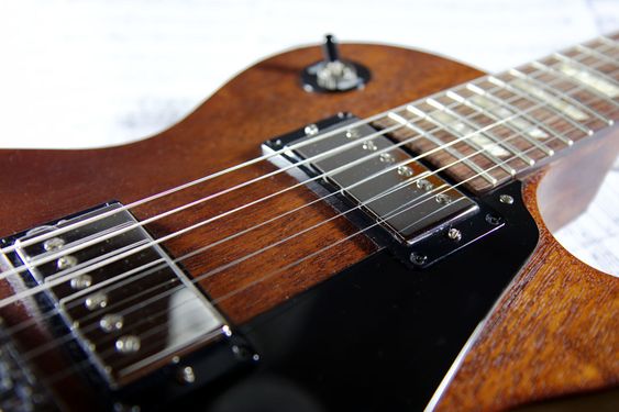 en detalj i en gitarr pickup