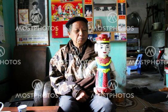 The folk artist of Thanh Hai water puppetry control...
