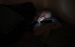 ensam kvinna i sängen