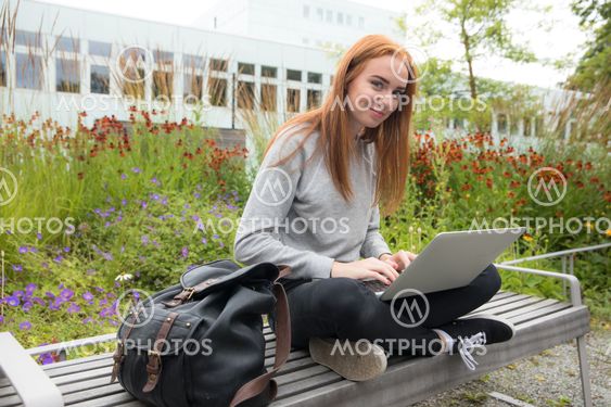 Studerande kvinna på Campus