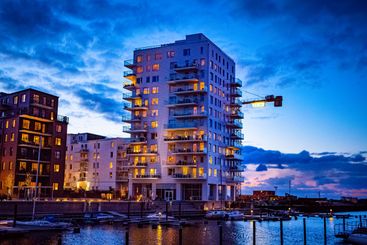 Kvällsljus vid vattnet i Västra hamnen i Malmö