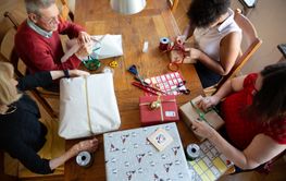 Familj slår in julklappar