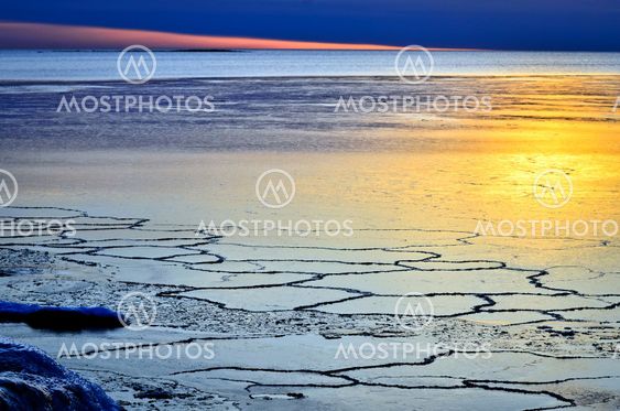Vacker solnedgång vid fruset hav - Beautiful sunset by...