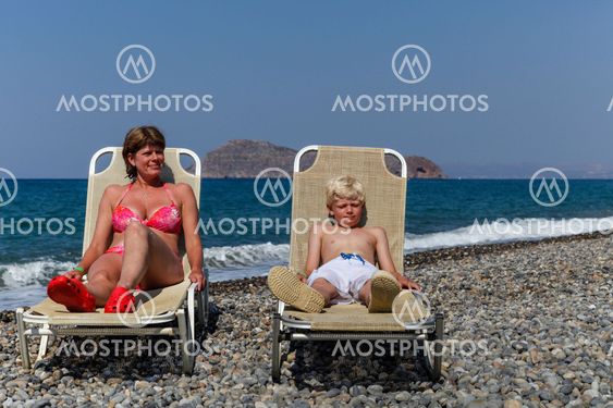 Mor och son vid havet