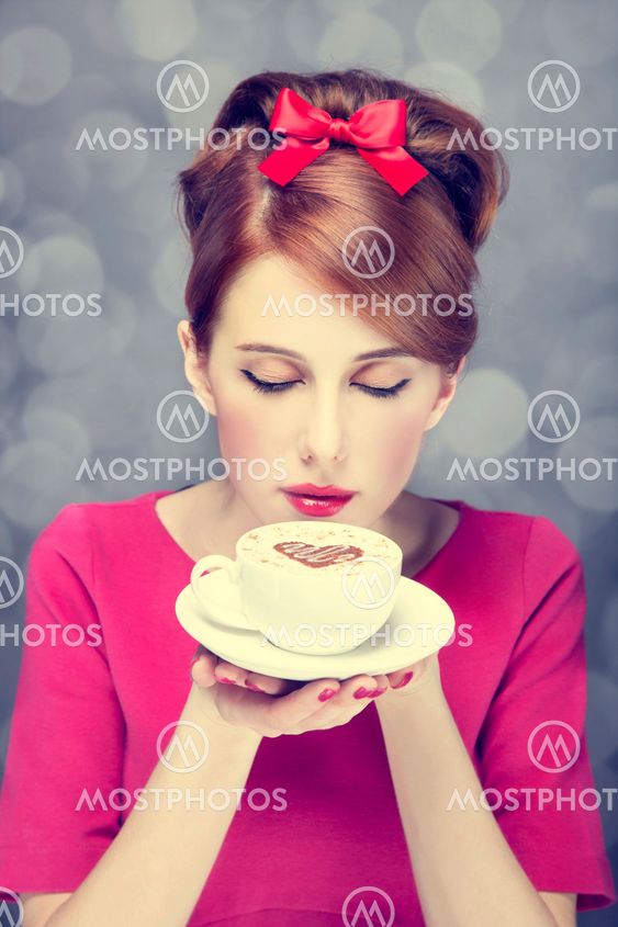 Rothaarige Mädchen mit Kaffeetasse. Valentins Tag.