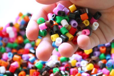 Barn pysslar med pärlor1