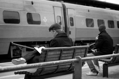 Väntande resenärer på perrongen