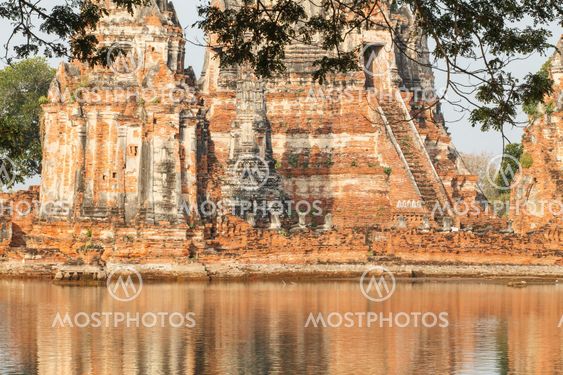 Floods Chaiwatthanaram Temple at Ayutthaya