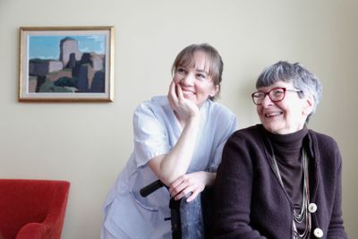 Sköterska och kvinna på äldreboende