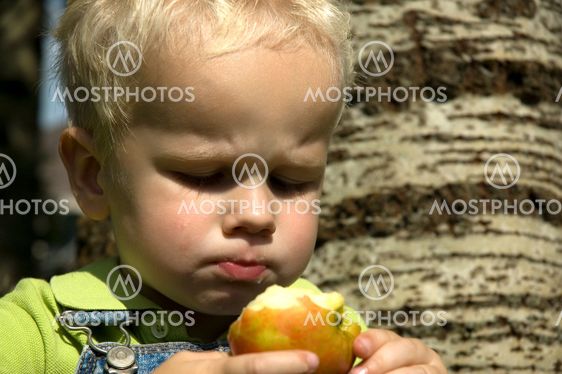 Lille dreng med saftigt apple