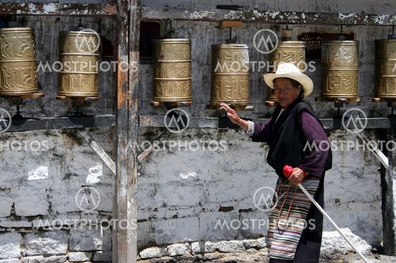 Woman rolling to Prayerroll in Lhasa