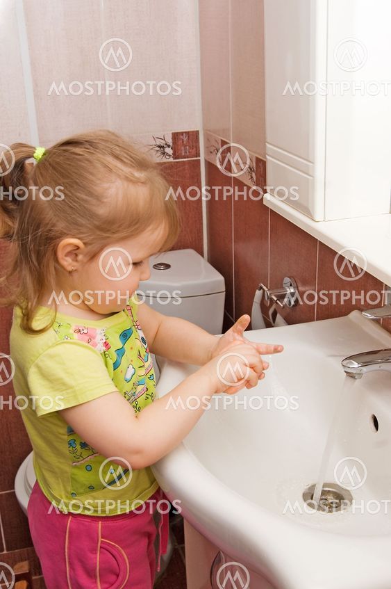 The little girl washes hands