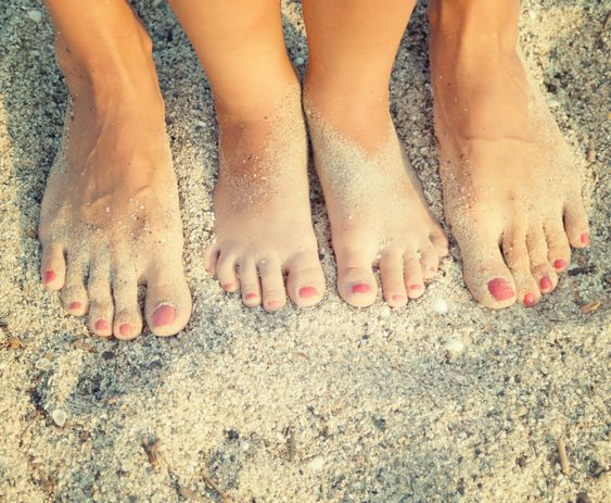 feet of child and mom