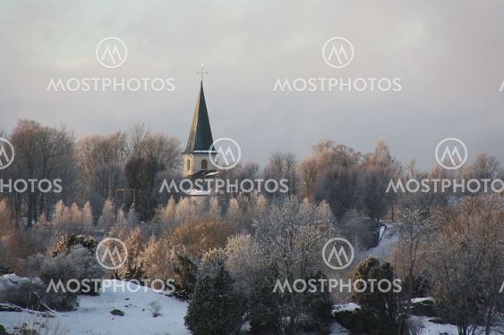Vårvintermorgon vid kyrkan