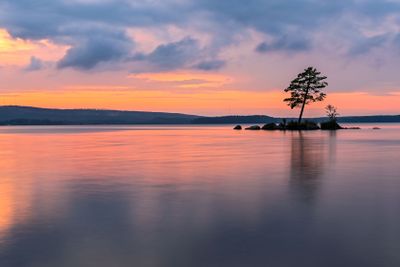 Solnedgång över sjö i Värmland
