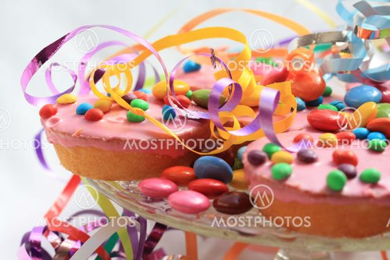 ink glaced cupcakes with colored sprinkles - Childrens party