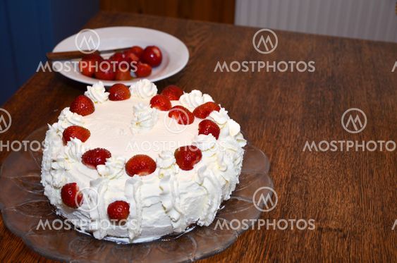 Making strawberry cake 4