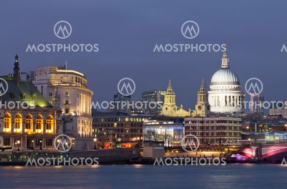 Aften udsigt over Themsen og St Paul's Cathedral. London