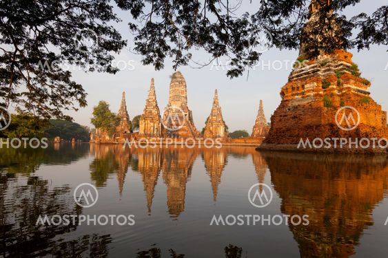 Floods Chaiwatthanaram Temple at Ayutthaya