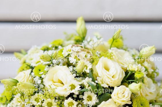Wedding bouquet with two wedding rings