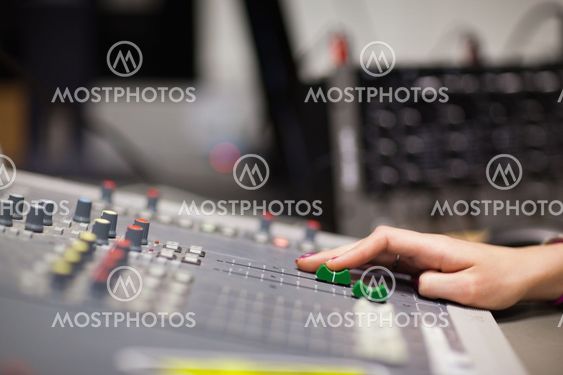 Hand setting the sound