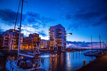 Kvällsljus vid båthamnen i Västra hamnen i Malmö