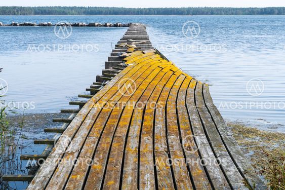 Trasig brygga vid Nabbelund i Grankullaviken på Öland